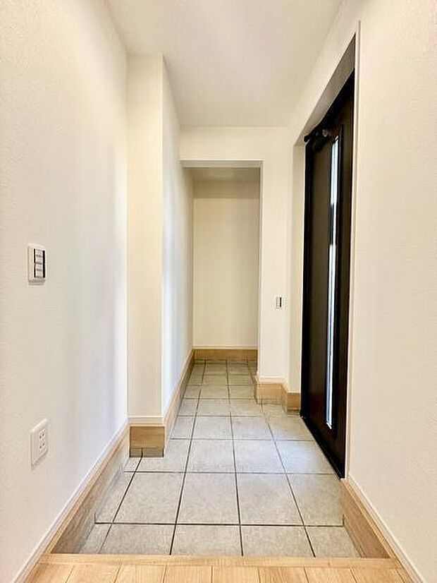 明るく清潔感のある玄関空間に、便利な土間収納をプラス。靴はもちろん、かさばる荷物もまとめて収納でき、いつでも整った印象を保てます。