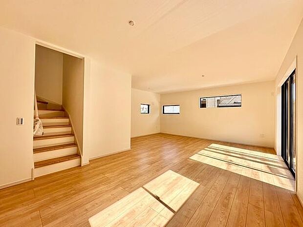 【21.1帖】リビングにある階段で家族の動線がスムーズに。上がるときも家族の気配を感じられ、自然とコミュニケーションが生まれる空間です。