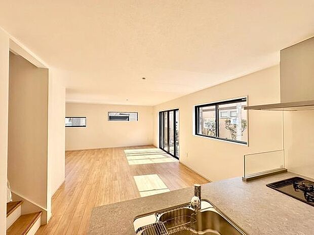 【21.1帖】対面キッチンからリビングを見渡せるので、料理をしながら家族の様子をチェックできます。会話も自然に弾む快適な空間です。