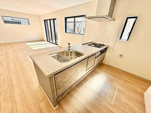 キッチンはリビングと一体感のあるオープンな設計です。家族との会話を楽しみながら調理が可能で、小窓付きでお料理中の換気も簡単に!