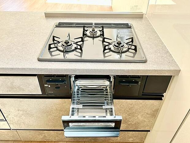 魚焼きグリル付きのキッチンは、料理好きの方にも時短を重視する方にもおすすめ。短時間で本格的な焼き上がりが可能なので、忙しい毎日でも美味しいごはん作りをサポートしてくれます。