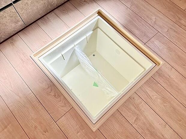 調味料や保存食・調理器具の収納に重宝する床下収納。使用頻度の少ない調理用具などを収納する事でキッチンがすっきりと片付き、作業スペースを広く使う事が可能です！