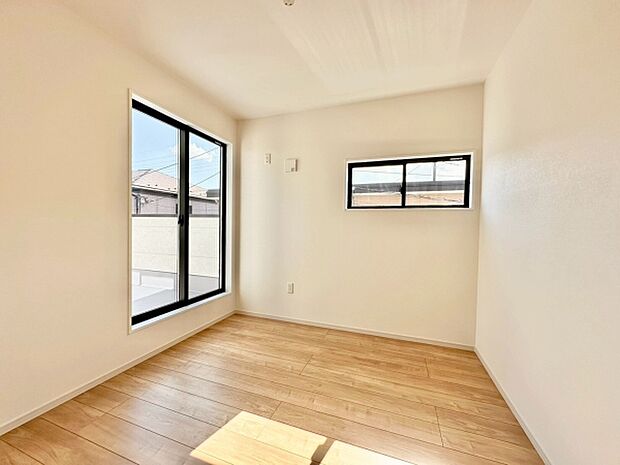 【4.5帖】寝室はバルコニーに繋がっており、明るく開放的な空間です。家具配置もしやすいシンプルな空間です。