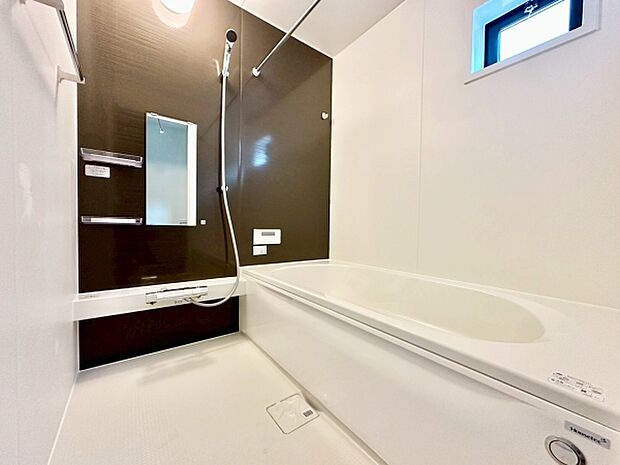 バスルームには窓があり換気しやすい設計です。浴室乾燥機も備わっており、湿気対策にも◎便利な物干しバー付きで、日常使いにも適した快適な空間です。