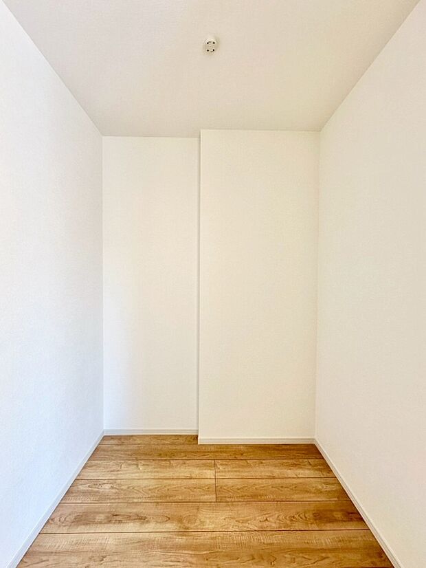 9.8帖の寝室に設けられた多趣味のご家族にも嬉しいウォークインクローゼット！季節物の収納にも便利です。