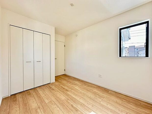 【5.1帖】窓からの光が差し込むことで空間全体が明るく爽やかな印象の寝室です。ナチュラルなフローリング仕上げが落ち着いた雰囲気を演出します。