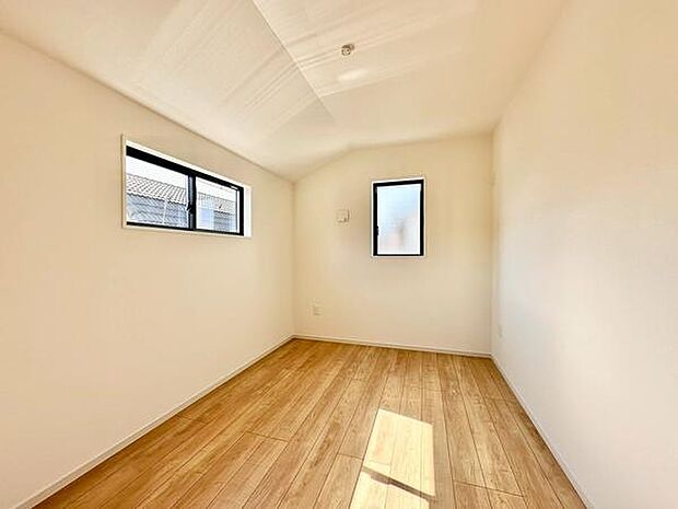 【5.5帖】母屋下がりの形状を活かした寝室は、落ち着きのあるこもり感が魅力。空間に変化が生まれ、収納やベッド配置など多彩な使い方ができる居心地の良いプライベート空間です。