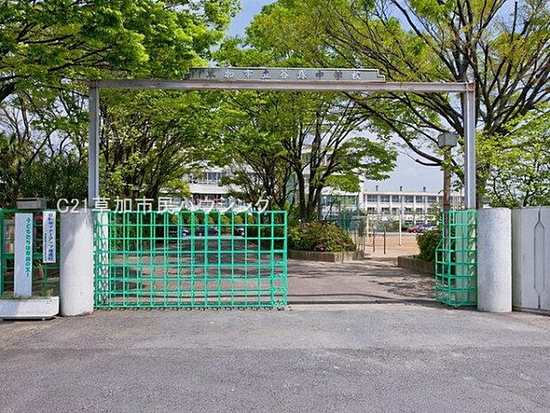 谷塚中学校まで700m、谷塚中学校700m(徒歩9分)