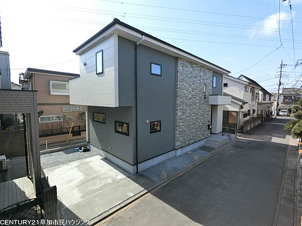 南道路に面し、たっぷりの陽光を取り込める明るいお住まいです！日中は自然光が室内をやさしく照らし、心地よい開放感をもたらします。