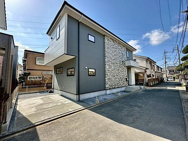 落ち着いた色合いの住宅が毎日お出迎えします。小中学校徒歩9分圏内で「行ってきます」から「ただいま」までお子様を身近に感じられます！