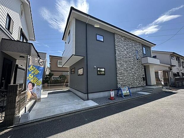 スタイリッシュな外観デザインが魅力の住まい。リビング・ダイニングには床暖房を採用し、冬場も暖かく快適な暮らしを叶えます。