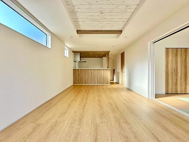 (LDK18帖)リビングは広々とした空間が広がり明るい印象を与えます。天井のデザインがアクセントになっています。大きな窓から自然光がたっぷり差し込みます。ナチュラルなフローリングが温かみを演出します。