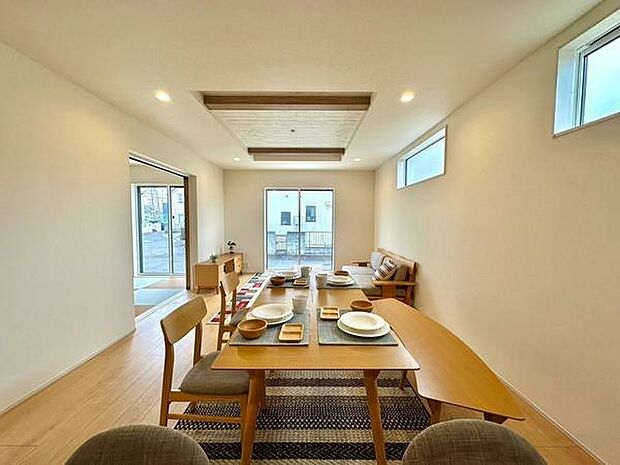 (LDK18帖)天井の一部にアクセントがあり空間に個性を感じさせます。南向きの大きな窓から自然光がたっぷり入り室内が明るい印象です。床材の色合いが部屋全体を落ち着いた雰囲気に仕上げています。