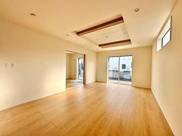 (LDK18帖)天井の一部にアクセントがあり空間に個性を感じさせます。南向きの大きな窓から自然光がたっぷり入り室内が明るい印象です。床材の色合いが部屋全体を落ち着いた雰囲気に仕上げています。