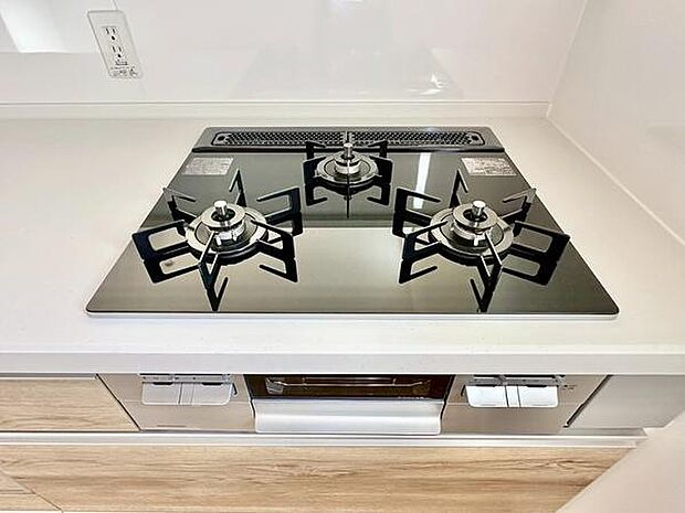 スタイリッシュなガスコンロが特徴的なキッチンです。お手入れしやすいフラットな天板で日々の作業が快適に行えます。3口仕様なので調理がスムーズに進みます。広々とした作業スペースも魅力のひとつです。