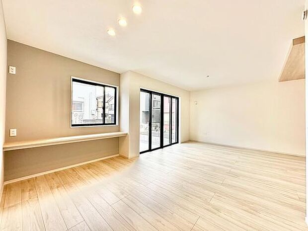 (LDK24.7帖)開放感あふれる広々したリビングで家族団らんの時間を楽しめます。ホームパーティーやお子様のお友達を連れてきてもゆとりがあります。