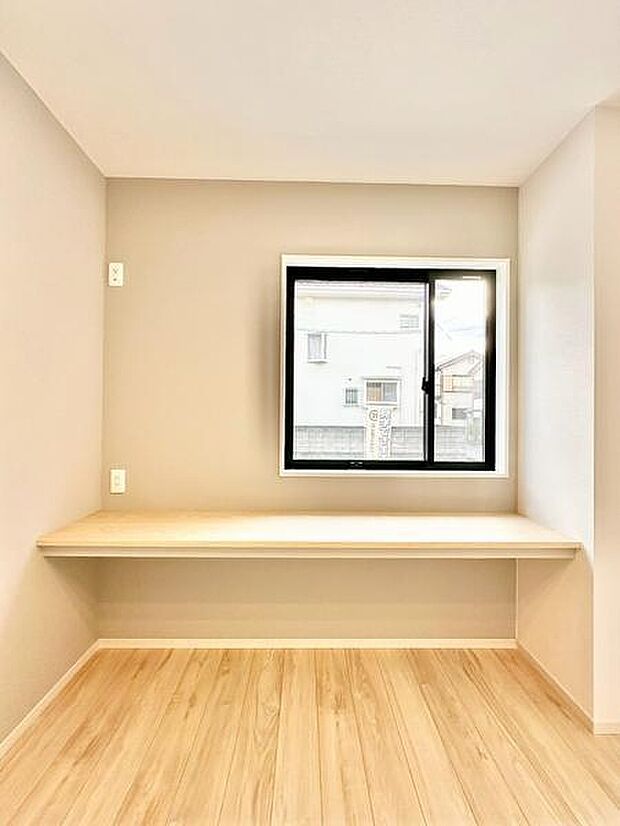 (LDK24.7帖）大きな窓からたっぷりと自然光が差し込む開放感あふれるリビングです。明るい木目調の床が空間をより広々と見せてくれます。室内の動線もスムーズでさまざまなレイアウトが楽しめます。