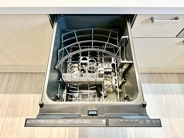 シンプルなデザインで統一感のあるキッチンです。ビルトインタイプの食器洗い乾燥機を搭載しています。収納スペースが豊富で作業が快適に行えます。木目調の扉が落ち着いた雰囲気を演出しています。