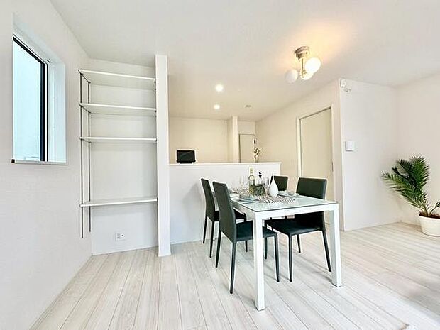 【17帖】玄関ホールとリビングをつなぐファミリークロークで、回遊動線を実現した間取りです。17帖のLDKはレイアウトの自由度が高く、家族のライフスタイルに合わせた空間づくりが楽しめます。