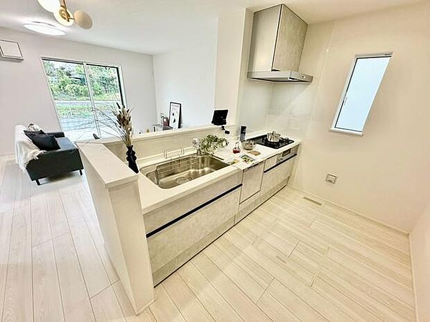 明るい空間が広がるキッチンは開放感があります。シンクやコンロも使いやすいレイアウトです。窓からの光が心地よく室内全体に清潔感があります。リビングとのつながりを感じられる設計です。