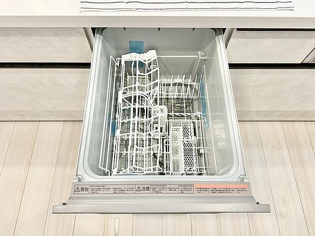 キッチンにはビルトイン食洗機を採用。食後の片付けをスムーズにしてくれるので、家事の負担を軽減できます。手洗いの手間が減ることで、家族との時間にもゆとりが生まれる嬉しい設備です。