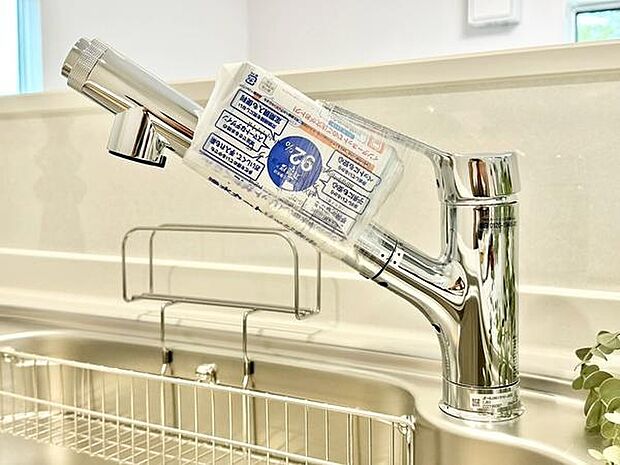浄水器付きのシンクで、調理や飲料に便利。毎日の家事が快適に行えるキッチンです。スポンジや洗剤を置くバスケットもあるのですっきり片付きます。