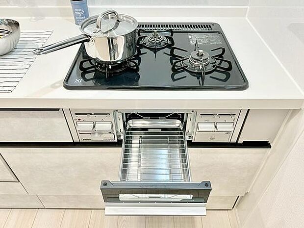 同時調理がしやすい3口ガスコンロに、便利な魚焼きグリルを搭載。毎日のお料理の幅が広がります。