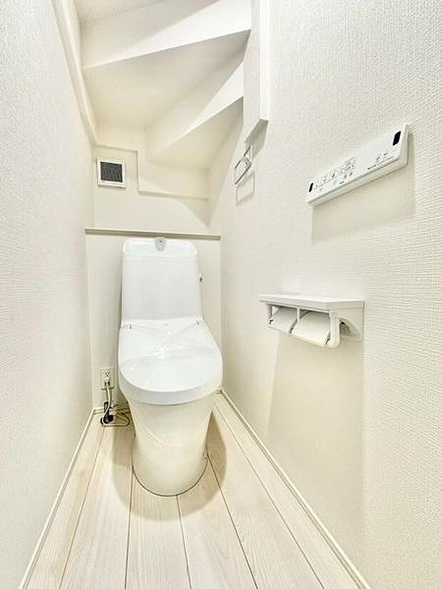 シンプルで洗練されたデザインのトイレ空間です。清潔感があり使いやすさに考慮されています。