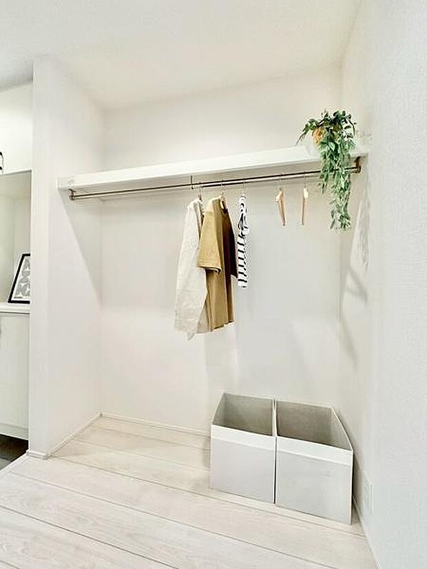 玄関に設けたファミリークロークは、ハンガーパイプ付きでアウター類をそのまま収納可能。帰宅後すぐに片付けができ、リビングに持ち込まずに済むため室内もすっきり保てます。