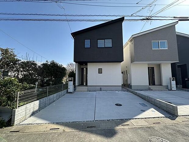 住居に隣接した駐車場で車の出し入れもスムーズに行えます。荷物が多い日や雨の日の荷物の積み下ろしもストレスフリーに!