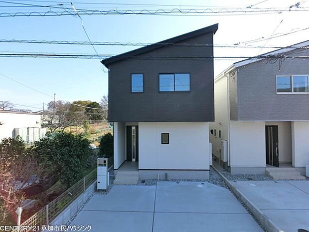 並列2台分の駐車スペースを確保しており、車の出し入れもスムーズ。前面道路はゆとりある幅で通行も快適です。