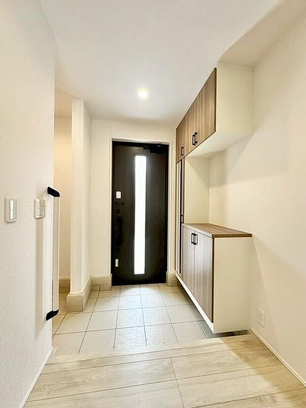 明るく清潔感のある玄関空間に、便利なシューズクロークをプラス。靴はもちろん、かさばる荷物もまとめて収納でき、いつでも整った印象を保てます。