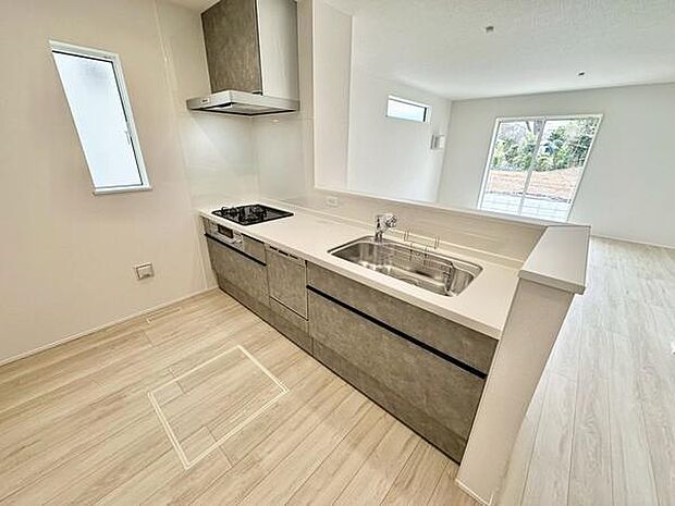 窓からの採光が豊富で明るく開放的なキッチン。シンプルなデザインで統一感があり、収納も充実。カウンター付きで使い勝手にも配慮されています。