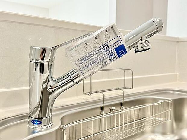 浄水器付きのシンクで、調理や飲料に便利。毎日の家事が快適に行えるキッチンです。スポンジや洗剤を置くバスケットもあるのですっきり片付きます。