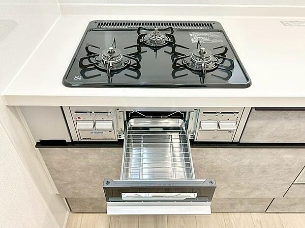 魚焼きグリル付きのキッチンは、料理好きの方にも時短を重視する方にもおすすめ。短時間で本格的な焼き上がりが可能なので、忙しい毎日でも美味しいごはん作りをサポートしてくれます。