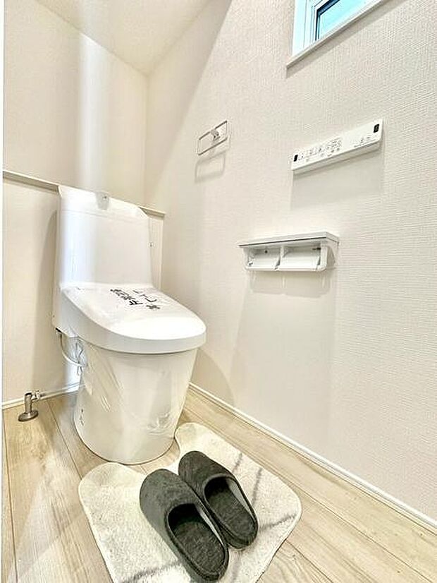 シンプルで清潔感のあるデザインのトイレです。明るい色調が空間を広く見せています。