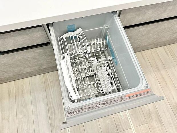 食器洗い乾燥機は日常の手間を省く便利な設備です。衛生的に食器洗いを行うことができ、お子様がいるご家庭も安心です。