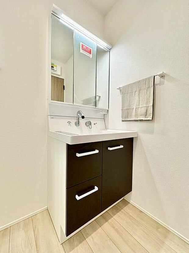 広々とした洗面台が快適な使い心地を提供します。シンプルなデザインがお部屋全体に清潔感をもたらします。