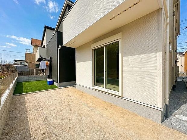 駐車2台可能(車種による)のゆとりある駐車スペース付き!ご家族用のセカンドカーや来客用にも対応できる嬉しいポイントです。