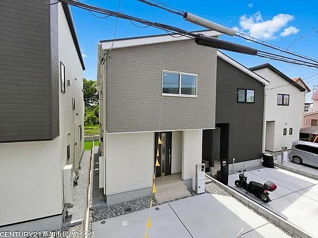 ゆとりある敷地面積37坪超を確保したお住まい。小中学校が徒歩10分以内にそろい、子育て中のご家庭も安心です。