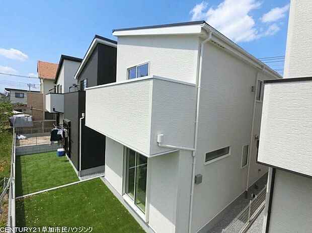 安心の小中学校まで徒歩9分以内。交通量の少ない通学路で、お子様の安全な登下校をサポートします。子育て世代におすすめの便利で安全な立地です。