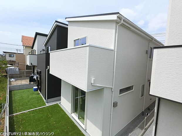 安心の小中学校まで徒歩9分以内。交通量の少ない通学路で、お子様の安全な登下校をサポートします。子育て世代におすすめの便利で安全な立地です。