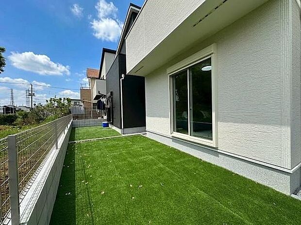 周辺にはスーパーやドラッグストアなどが揃い、日常を豊かに彩る住環境。利便性と住みやすさを兼ね備えています。