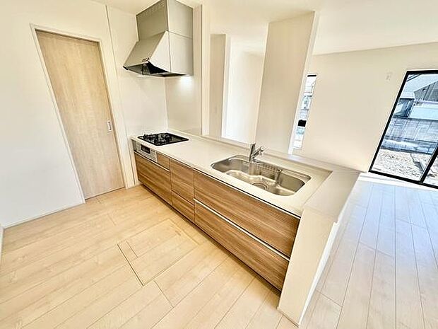 リビング全体を見渡せる対面キッチン。お料理をしながら家族の様子が感じられ、自然と会話が生まれる空間です。