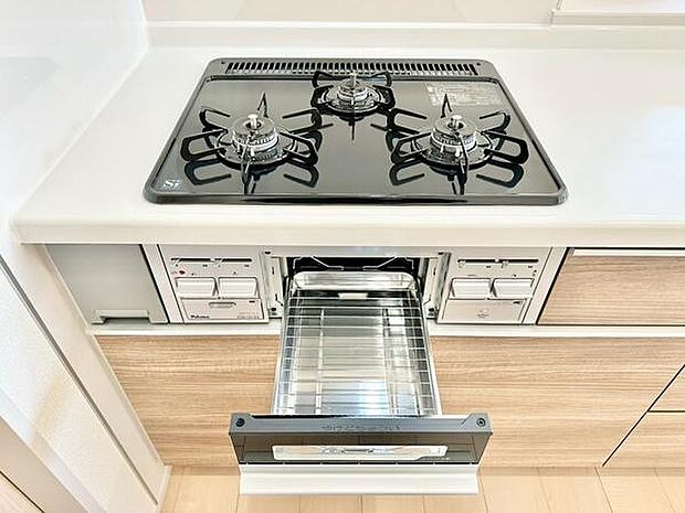 同時調理がしやすい3口ガスコンロに、便利な魚焼きグリルを搭載。毎日のお料理の幅が広がります。