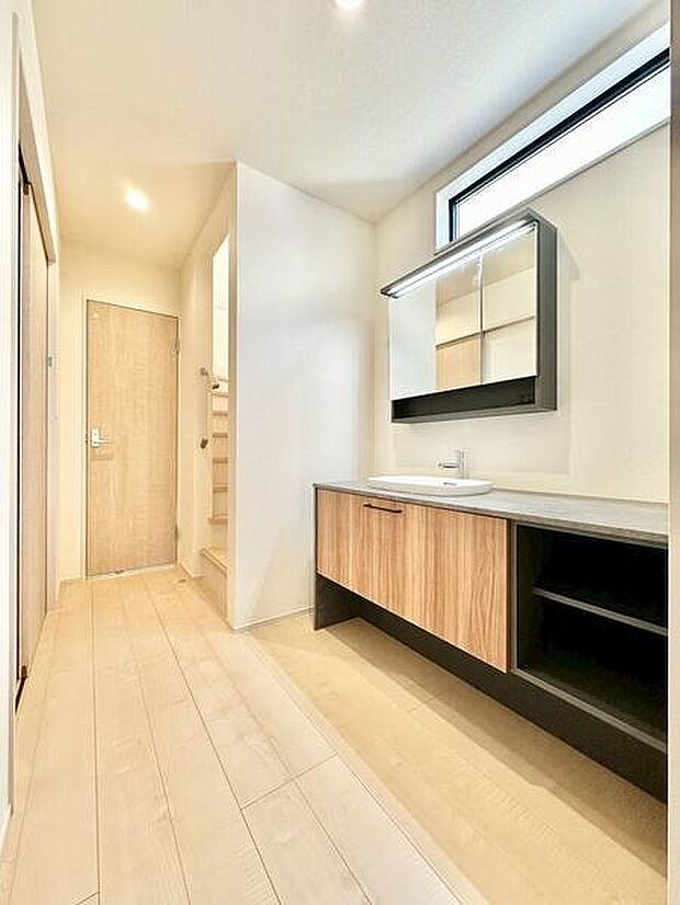 ランドリールームとは別に設けられた独立洗面コーナー。ご家族で同時にも使いやすく、生活動線に配慮されており朝の身支度もスムーズです。