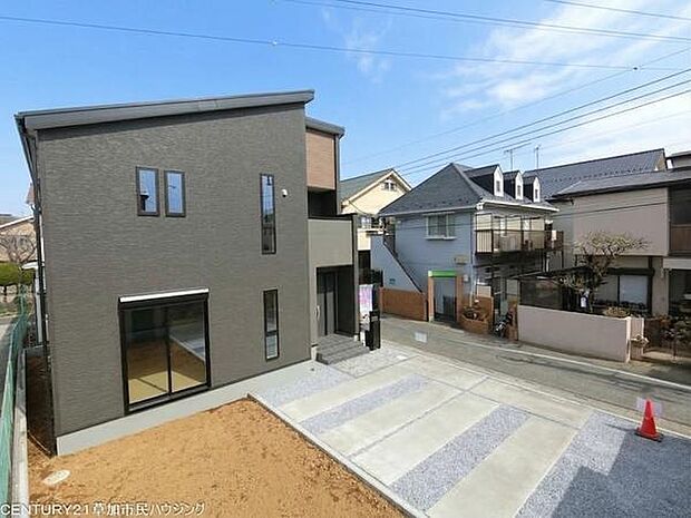 ゆとりある土地50坪超の広々とした敷地。徒歩圏内にはスーパーやコンビニなどの買物施設も充実しており、毎日の暮らしに便利です。