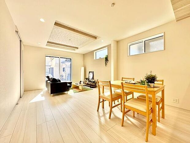 【約17帖】明るい色合いのフローリングが開放感を演出しています。大きな窓から光が差し込み室内全体がとても明るい印象です。