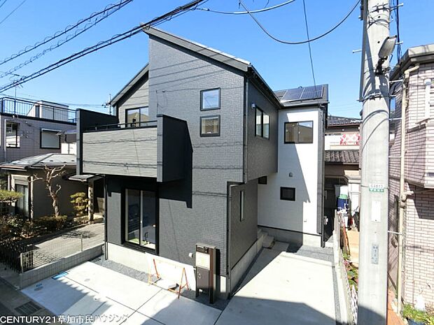 シンプルでスタイリッシュな外観が印象的です。バルコニーのデザインが目を引きます。窓が多く採光にも配慮されています。周囲との調和を感じる住宅です。