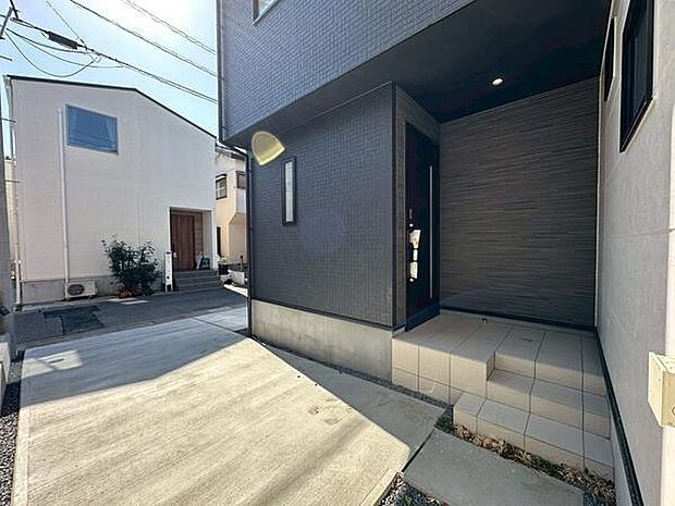 玄関が道路から奥まった位置に配置されているため、ドアの開閉時に通行人から家の中が見えにくく、ご家族のプライバシーがしっかりと守られます。外からの視線を気にすることなく出入りができる安心感ある造りです